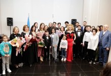 Он меняет голос как костюмы… В Баку прошел концерт уникального вокалиста Ильхама Назарова (ФОТО)