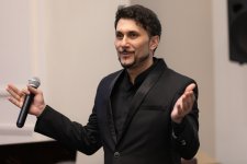 Он меняет голос как костюмы… В Баку прошел концерт уникального вокалиста Ильхама Назарова (ФОТО)