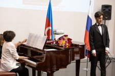 Он меняет голос как костюмы… В Баку прошел концерт уникального вокалиста Ильхама Назарова (ФОТО)