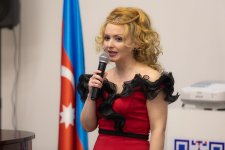Он меняет голос как костюмы… В Баку прошел концерт уникального вокалиста Ильхама Назарова (ФОТО)