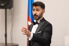 Он меняет голос как костюмы… В Баку прошел концерт уникального вокалиста Ильхама Назарова (ФОТО)