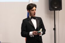 Он меняет голос как костюмы… В Баку прошел концерт уникального вокалиста Ильхама Назарова (ФОТО)