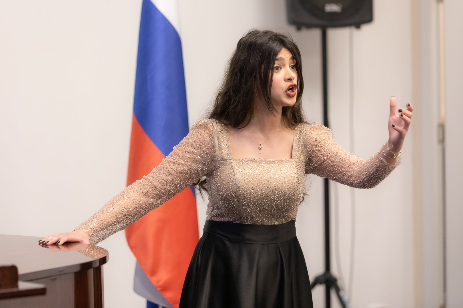 Он меняет голос как костюмы… В Баку прошел концерт уникального вокалиста Ильхама Назарова (ФОТО)