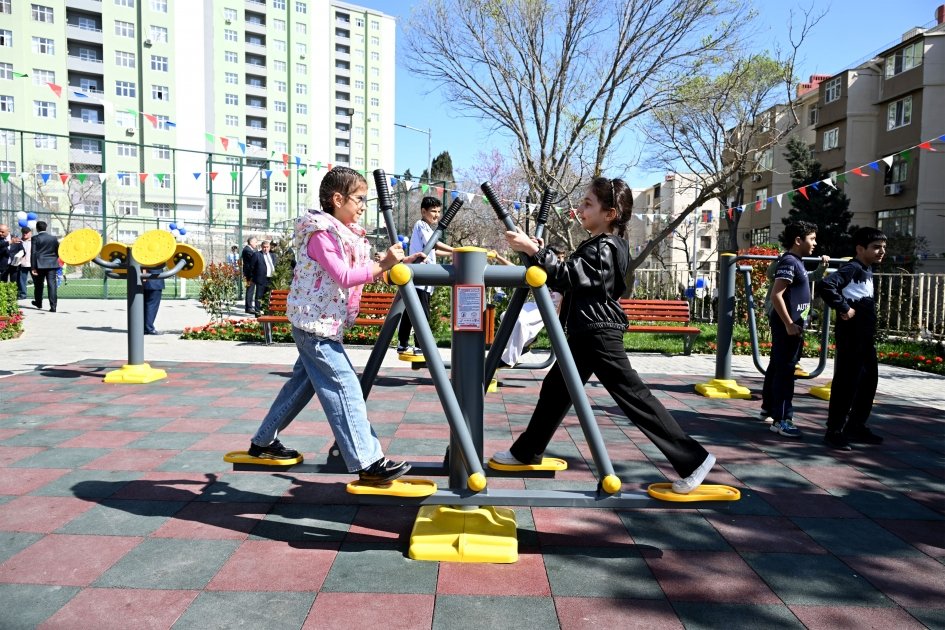 Another yard newly improved in Baku with participation of Vice President of Heydar Aliyev Foundation Leyla Aliyeva handed over to residents (PHOTO)