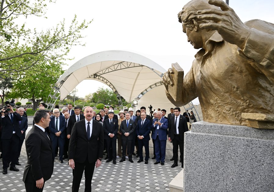 Президент Ильхам Алиев и Президент Садыр Жапаров приняли участие в церемонии открытия памятника Чингизу Айтматову в Баку (ФОТО)