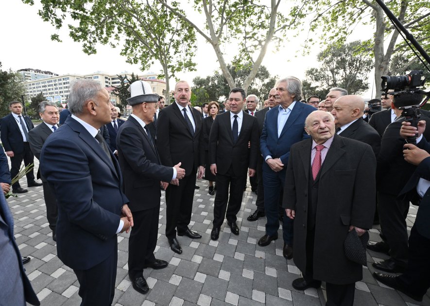 Президент Ильхам Алиев и Президент Садыр Жапаров приняли участие в церемонии открытия памятника Чингизу Айтматову в Баку (ФОТО)