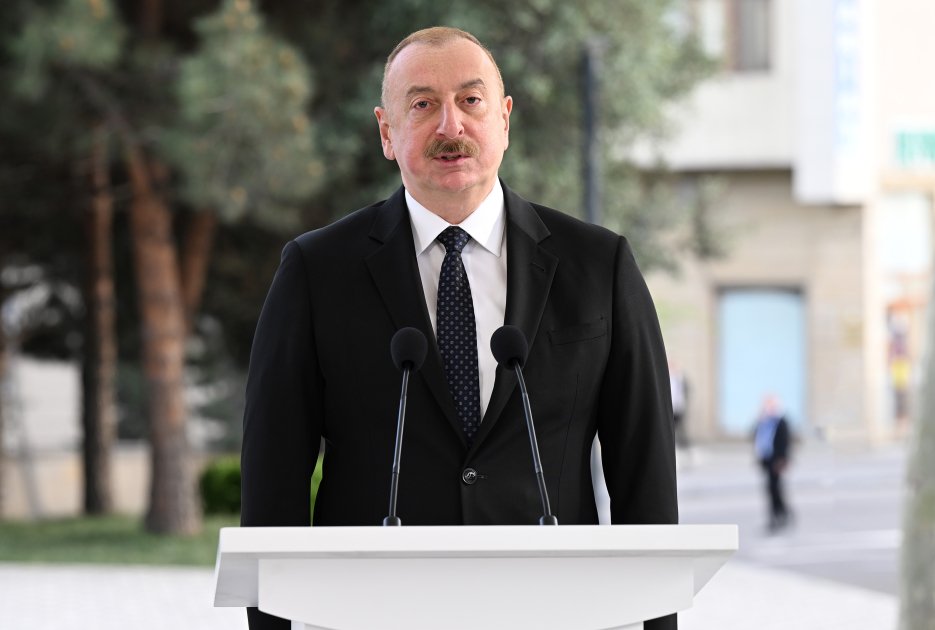 Президент Ильхам Алиев и Президент Садыр Жапаров приняли участие в церемонии открытия памятника Чингизу Айтматову в Баку (ФОТО)