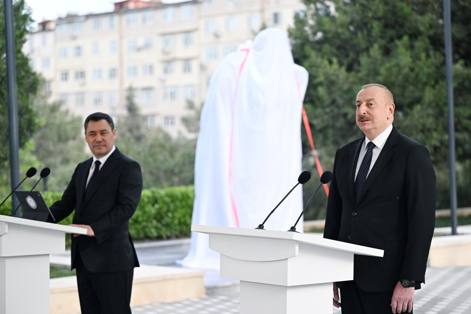 Президент Ильхам Алиев и Президент Садыр Жапаров приняли участие в церемонии открытия памятника Чингизу Айтматову в Баку (ФОТО)