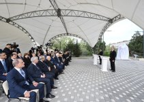 Президент Ильхам Алиев и Президент Садыр Жапаров приняли участие в церемонии открытия памятника Чингизу Айтматову в Баку (ФОТО)