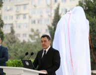 Президент Ильхам Алиев и Президент Садыр Жапаров приняли участие в церемонии открытия памятника Чингизу Айтматову в Баку (ФОТО)