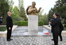 Президент Ильхам Алиев и Президент Садыр Жапаров приняли участие в церемонии открытия памятника Чингизу Айтматову в Баку (ФОТО)