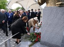 Президент Ильхам Алиев и Президент Садыр Жапаров приняли участие в церемонии открытия памятника Чингизу Айтматову в Баку (ФОТО)