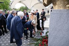 Президент Ильхам Алиев и Президент Садыр Жапаров приняли участие в церемонии открытия памятника Чингизу Айтматову в Баку (ФОТО)