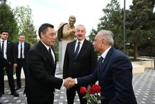 Президент Ильхам Алиев и Президент Садыр Жапаров приняли участие в церемонии открытия памятника Чингизу Айтматову в Баку (ФОТО)