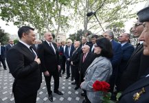 Президент Ильхам Алиев и Президент Садыр Жапаров приняли участие в церемонии открытия памятника Чингизу Айтматову в Баку (ФОТО)