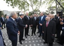Президент Ильхам Алиев и Президент Садыр Жапаров приняли участие в церемонии открытия памятника Чингизу Айтматову в Баку (ФОТО)
