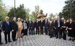 Президент Ильхам Алиев и Президент Садыр Жапаров приняли участие в церемонии открытия памятника Чингизу Айтматову в Баку (ФОТО)
