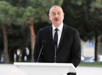 Президент Ильхам Алиев и Президент Садыр Жапаров приняли участие в церемонии открытия памятника Чингизу Айтматову в Баку (ФОТО)