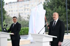 Президент Ильхам Алиев и Президент Садыр Жапаров приняли участие в церемонии открытия памятника Чингизу Айтматову в Баку (ФОТО)