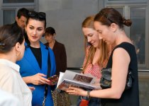 Скрытое и явное: в Баку открылась выставка работ заслуженного художника Азербайджана Мамеда Мустафаева (ФОТО)