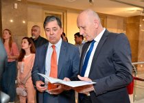 Скрытое и явное: в Баку открылась выставка работ заслуженного художника Азербайджана Мамеда Мустафаева (ФОТО)