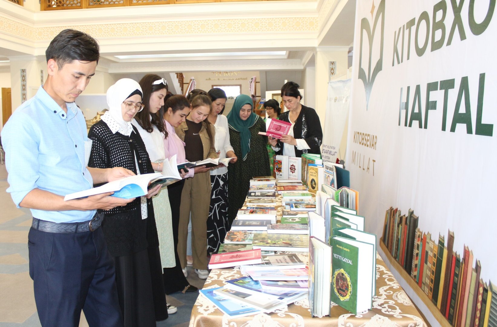 В Ташкенте в рамках "Недели книг" представлены азербайджанские издания (ФОТО)