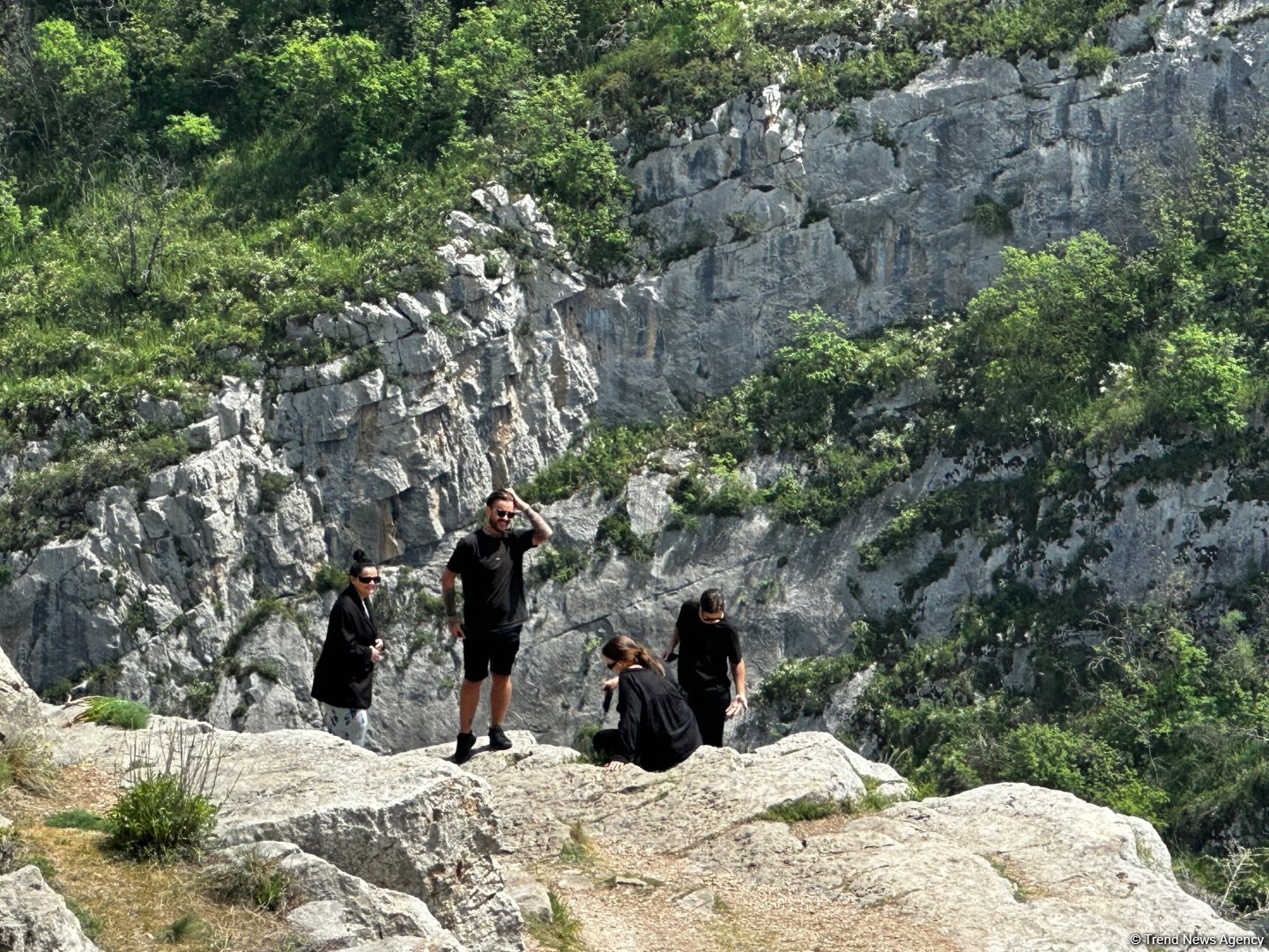 International travelers visit Jidir Duzu (PHOTO)