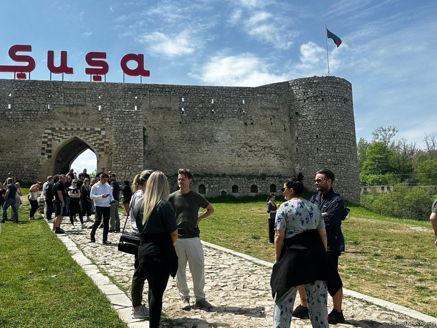 International travelers visit Jidir Duzu (PHOTO)