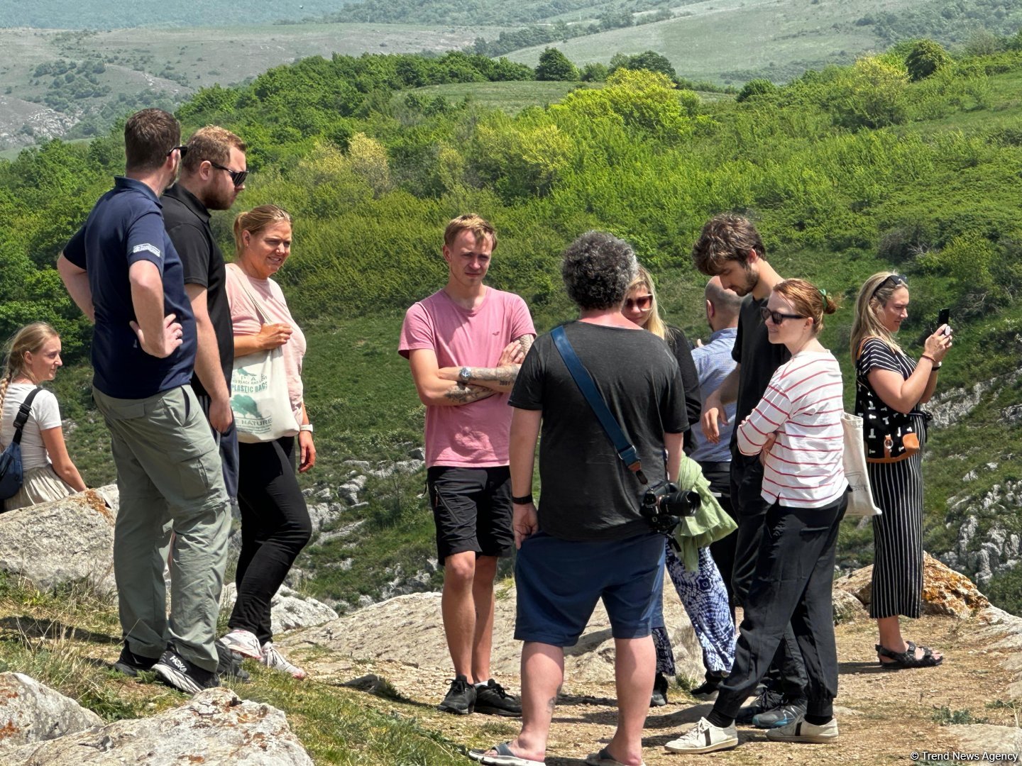 International travelers visit Jidir Duzu (PHOTO)