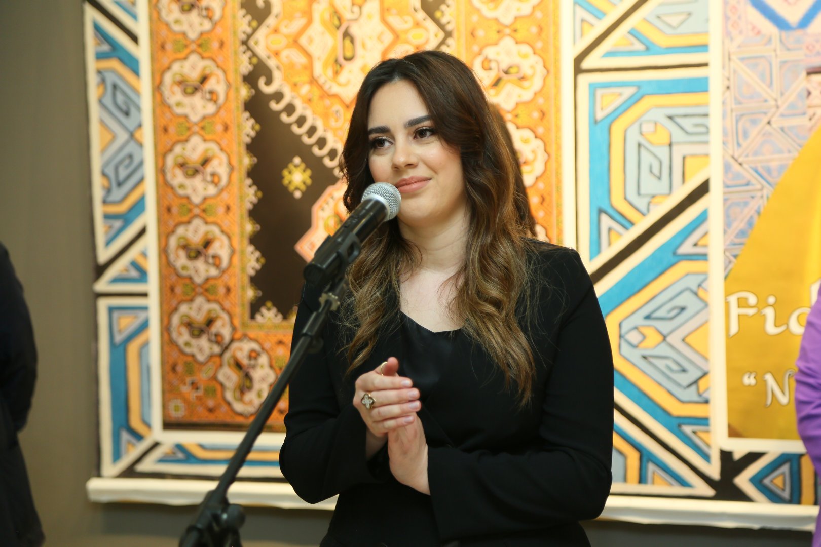 В Баку открылась выставка работ Фидан Амировой "По следам узоров..." – яркие краски души художницы  (ФОТО)