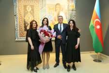 В Баку открылась выставка работ Фидан Амировой "По следам узоров..." – яркие краски души художницы  (ФОТО)