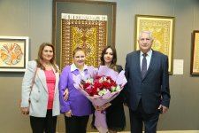В Баку открылась выставка работ Фидан Амировой "По следам узоров..." – яркие краски души художницы  (ФОТО)
