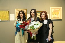 В Баку открылась выставка работ Фидан Амировой "По следам узоров..." – яркие краски души художницы  (ФОТО)