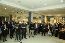 В Баку открылась выставка работ Фидан Амировой "По следам узоров..." – яркие краски души художницы  (ФОТО)