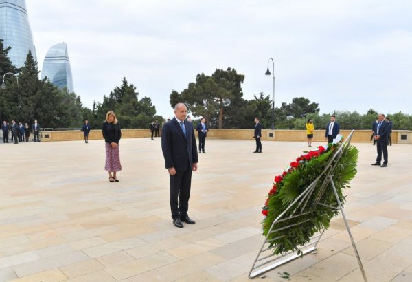 Президент Болгарии Румен Радев посетил Аллею шехидов в Баку (ФОТО)