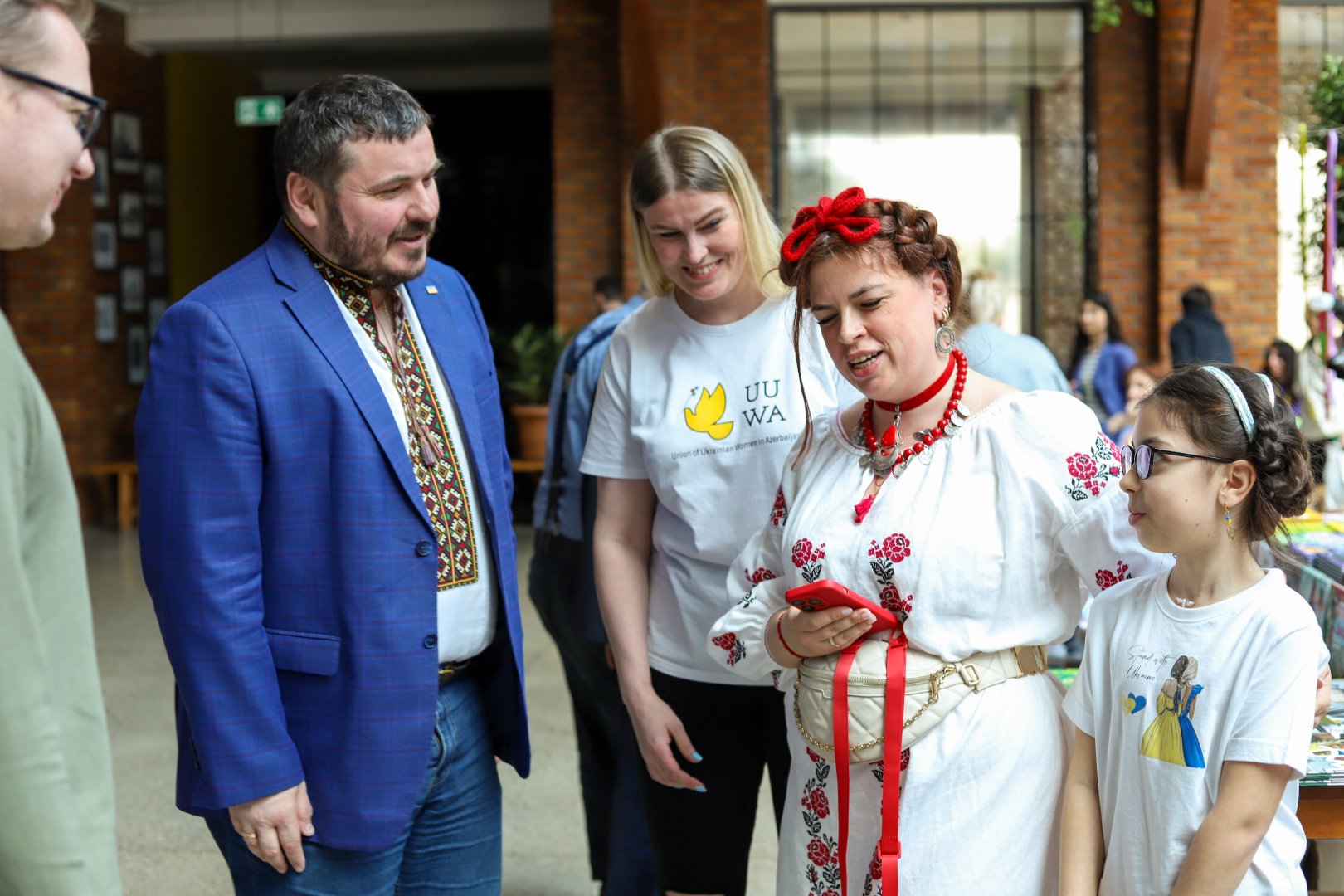 В Баку прошел фестиваль Vesnyanka – как приготовить борщ под песни и танцы   (ФОТО)