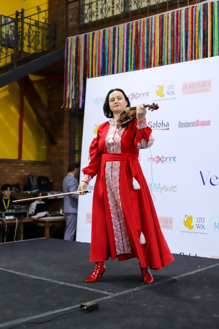 В Баку прошел фестиваль Vesnyanka – как приготовить борщ под песни и танцы   (ФОТО)