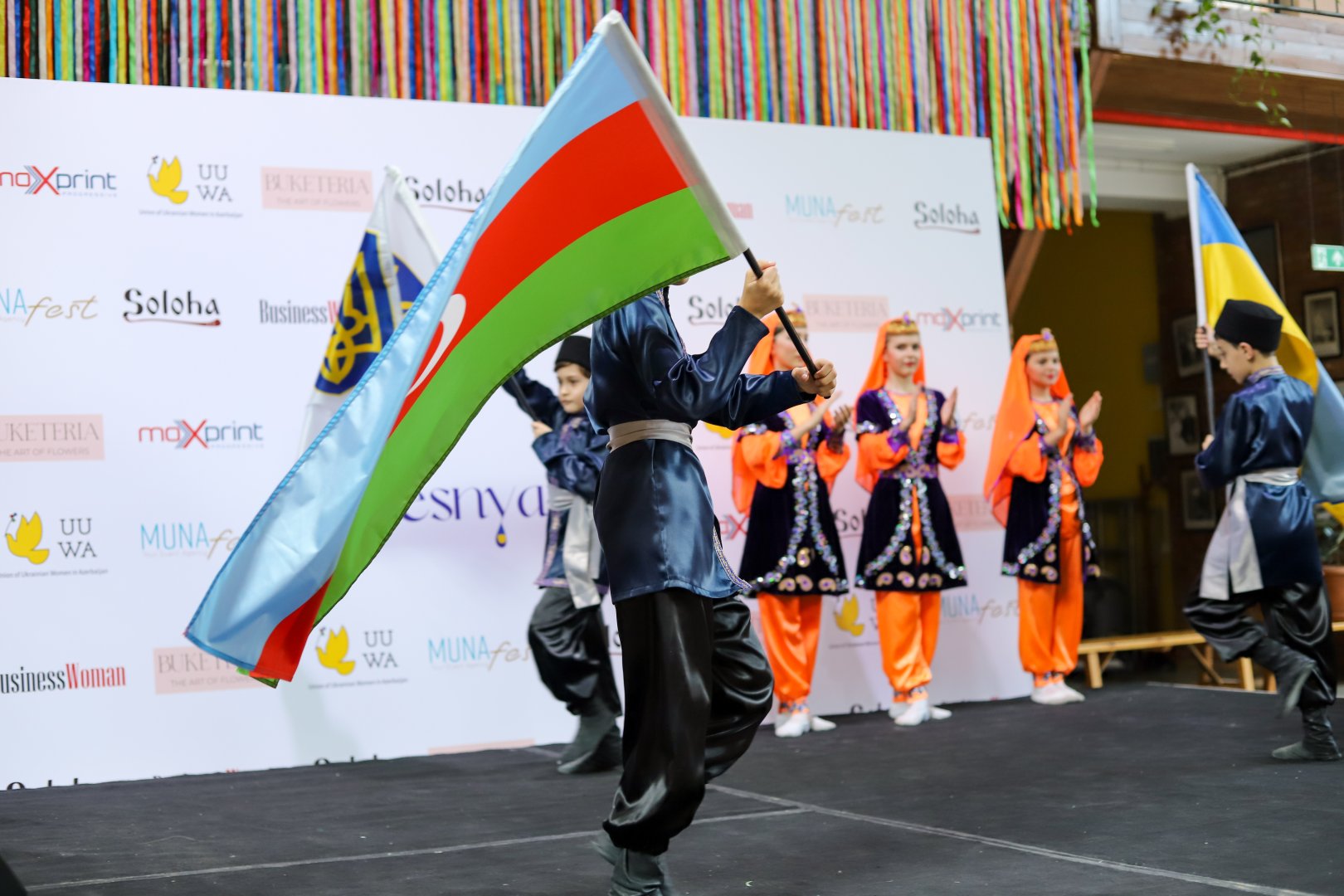 В Баку прошел фестиваль Vesnyanka – как приготовить борщ под песни и танцы   (ФОТО)