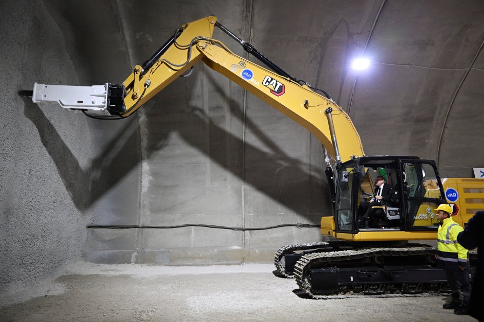 President Ilham Aliyev inspects construction progress of Ahmadbayli-Fuzuli-Shusha highway, attends opening of first tunnel (PHOTO/VIDEO)