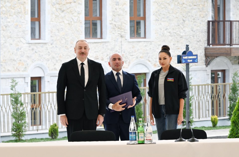 Президент Ильхам Алиев и Первая леди Мехрибан Алиева приняли участие в открытии первого жилого комплекса в Шуше и встретились с первыми жителями, переселившимися в город (ФОТО/ВИДЕО)