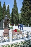 AZAL Staff Pays Tribute to the Memory of the Great Leader Heydar Aliyev (PHOTO)