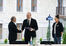Президент Ильхам Алиев и Первая леди Мехрибан Алиева приняли участие в открытии первого жилого комплекса в Шуше и встретились с первыми жителями, переселившимися в город (ФОТО/ВИДЕО)