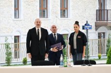 Президент Ильхам Алиев и Первая леди Мехрибан Алиева приняли участие в открытии первого жилого комплекса в Шуше и встретились с первыми жителями, переселившимися в город (ФОТО/ВИДЕО)