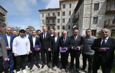 Президент Ильхам Алиев и Первая леди Мехрибан Алиева приняли участие в открытии первого жилого комплекса в Шуше и встретились с первыми жителями, переселившимися в город (ФОТО/ВИДЕО)