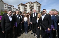 Президент Ильхам Алиев и Первая леди Мехрибан Алиева приняли участие в открытии первого жилого комплекса в Шуше и встретились с первыми жителями, переселившимися в город (ФОТО/ВИДЕО)