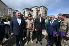 Президент Ильхам Алиев и Первая леди Мехрибан Алиева приняли участие в открытии первого жилого комплекса в Шуше и встретились с первыми жителями, переселившимися в город (ФОТО/ВИДЕО)