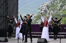 Президент Ильхам Алиев и Первая леди Мехрибан Алиева приняли участие в открытии VII Международного музыкального фестиваля «Харыбюльбюль» в Шуше (ФОТО/ВИДЕО)