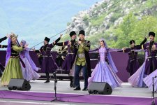 Президент Ильхам Алиев и Первая леди Мехрибан Алиева приняли участие в открытии VII Международного музыкального фестиваля «Харыбюльбюль» в Шуше (ФОТО/ВИДЕО)