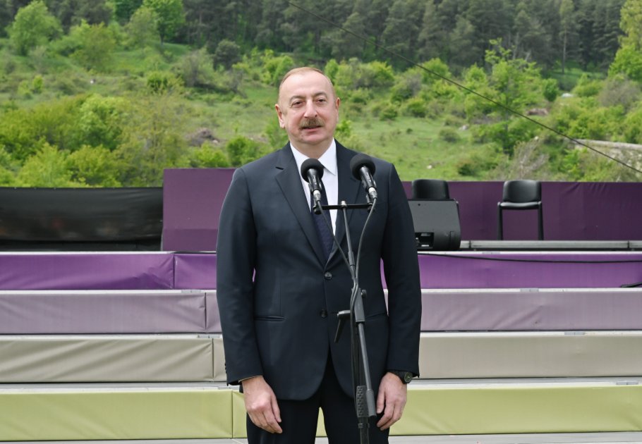 Президент Ильхам Алиев и Первая леди Мехрибан Алиева приняли участие в открытии VII Международного музыкального фестиваля «Харыбюльбюль» в Шуше (ФОТО/ВИДЕО)