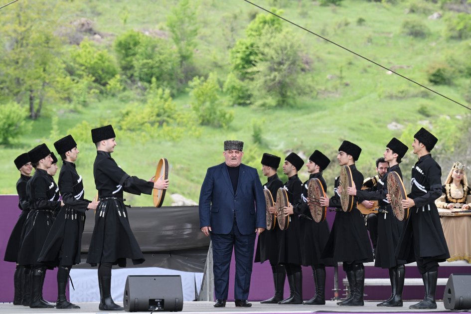 Президент Ильхам Алиев и Первая леди Мехрибан Алиева приняли участие в открытии VII Международного музыкального фестиваля «Харыбюльбюль» в Шуше (ФОТО/ВИДЕО)